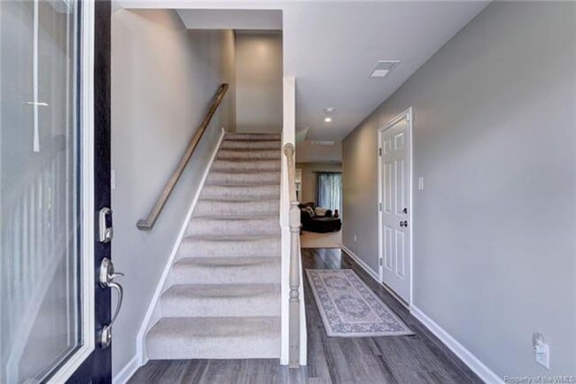 Building Photo - 3 Level Town home with 3 bedrooms and a bonus