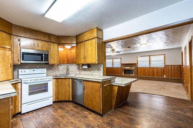 Building Photo - Cute 2/2 With Tons of Space, Minutes from Texas Tech!
