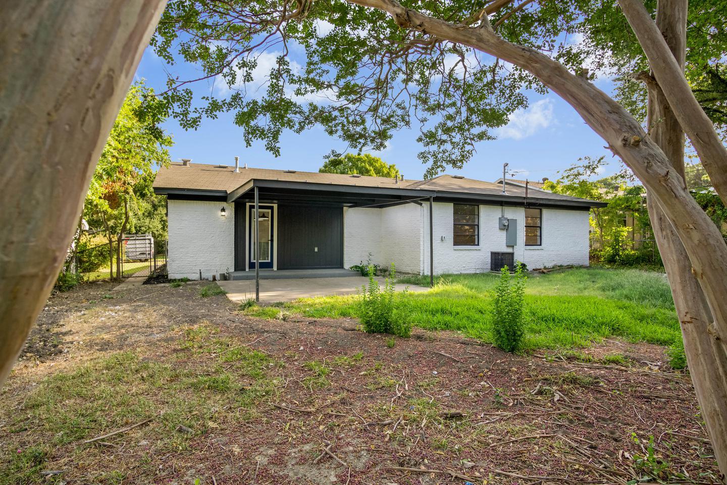 Building Photo - Sleekly updated Richardson home with shady backyard & patio