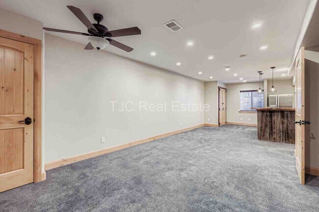 Building Photo - 5260 Wyandot St