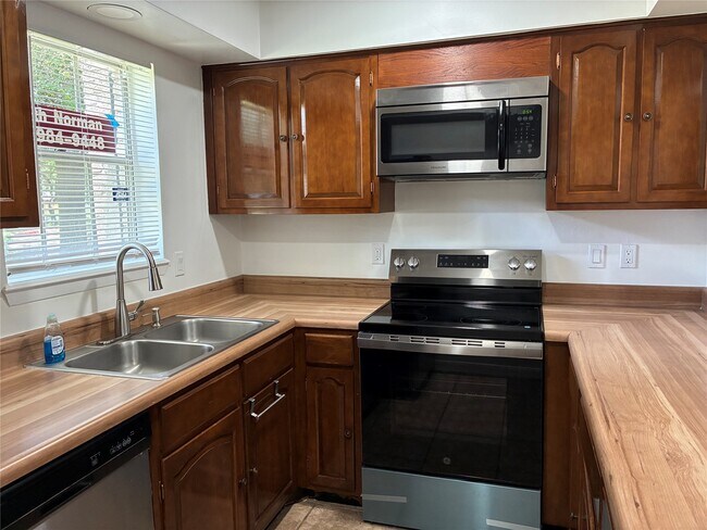 Building Photo - 13026 Trail Hollow Dr