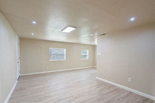 Building Photo - 1000 Qualia Dr