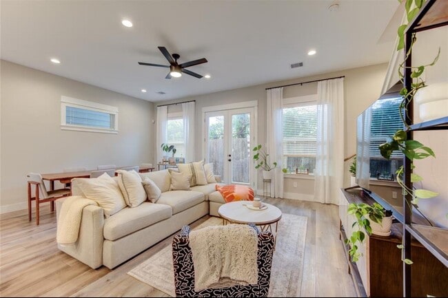 Building Photo - 704 Pinemont Dr