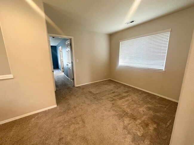 Building Photo - 3 Bedroom Beaverton Home with A/C!