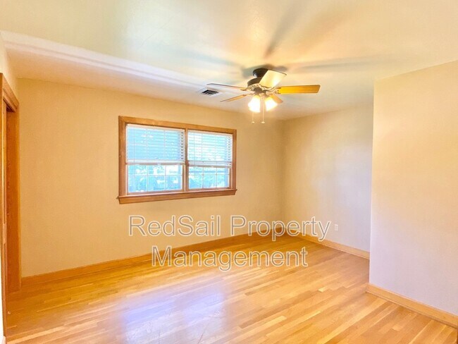 Building Photo - 487 Harwin Dr
