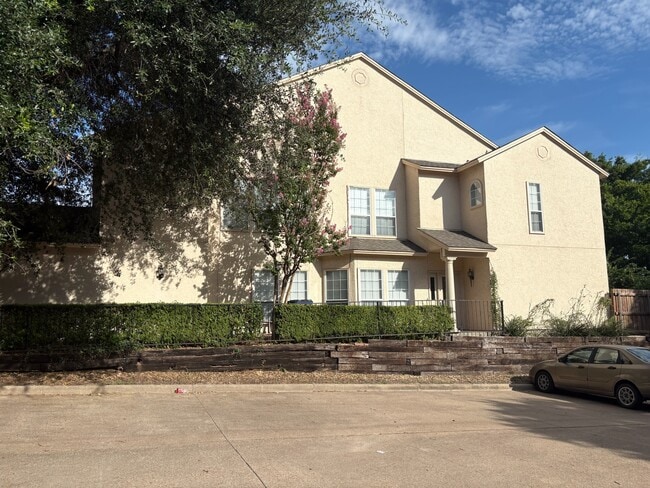 Building Photo - 7 Country Club Pl
