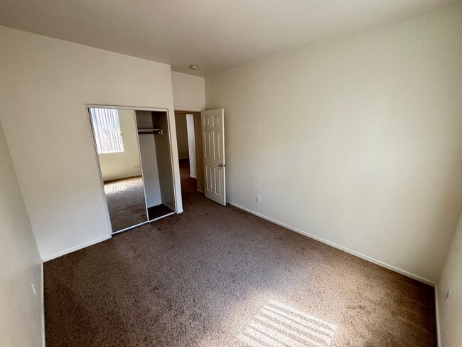 Building Photo - Beautiful 3Bed/2Bath Single Story Home loc...