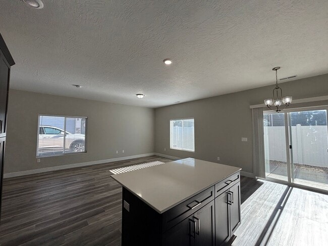 Building Photo - DARLING TWO BEDROOM TOWNHOME IN CEDAR CITY!