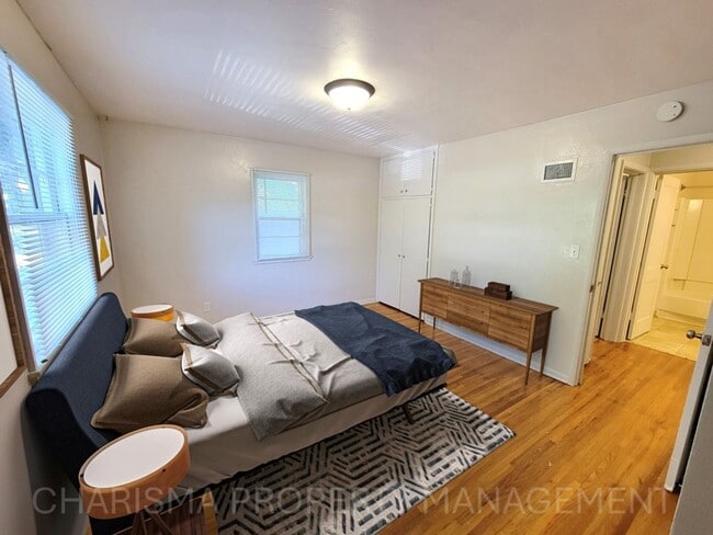 Building Photo - SPACIOUS TWO BEDROOM ONE BATH DUPLEX!! GRE...