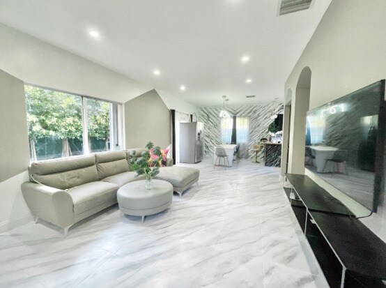 Building Photo - 1102 NW 26th St