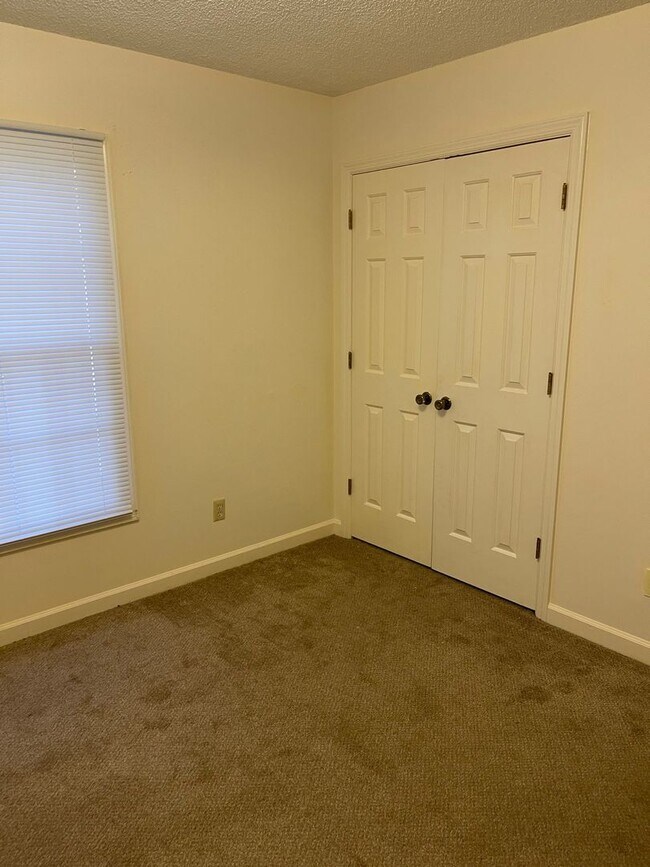 Building Photo - 3 Bedroom / 2 Bath Apt  Kingsport TN