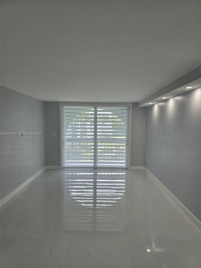 Building Photo - 9440 Fontainebleau Blvd
