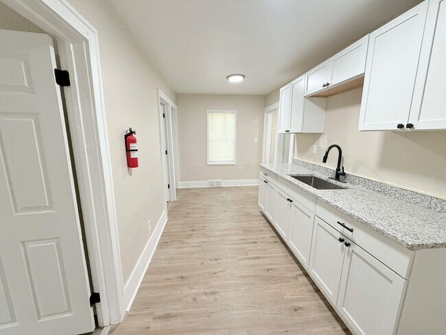 Building Photo - Renovated 2-Bedroom Home – We Welcome Sect...