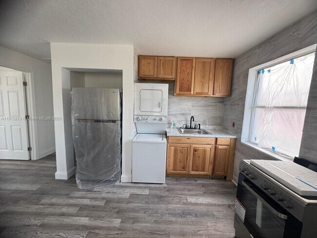 Building Photo - 46 S Oleander Ave