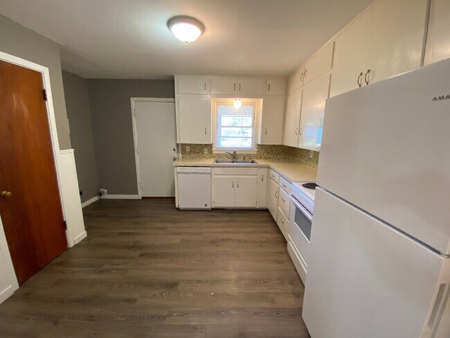 Building Photo - Spectacular Home With Classic Flair Locate...