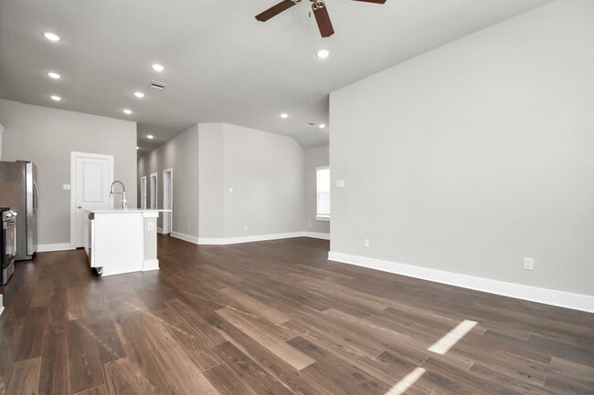 Building Photo - Elm