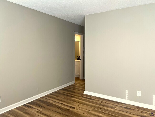 Building Photo - 221 Jefferson Cir