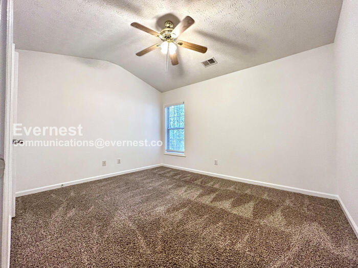 Building Photo - 218 Copperbend Dr SE