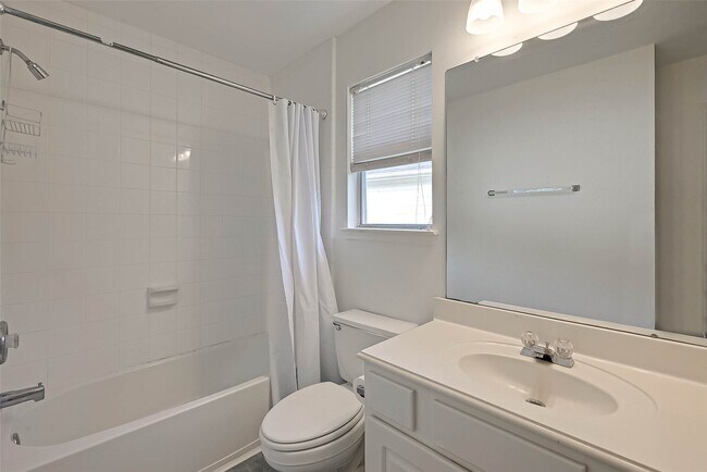 Building Photo - 8846 Gas Light Village Dr