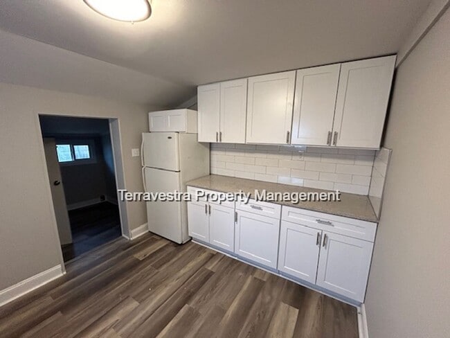 Building Photo - Renovated 3 Bed with parking! Eligible for $500 Security Deposit.