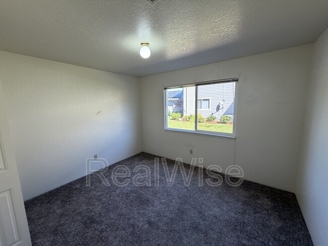 Building Photo - 2141 NW North Hill Dr