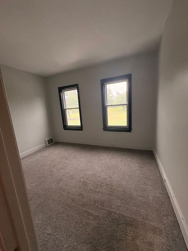 Building Photo - Section 8 Allowed-4 Bedroom 1 Bath House, Garage, Fenced Yard-York City SD