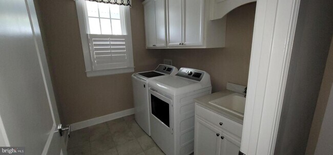 Building Photo - 37046 Seagrove Wy