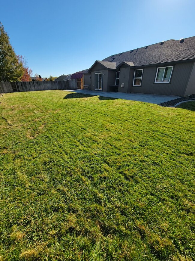 Building Photo - Beautiful West Richland Home