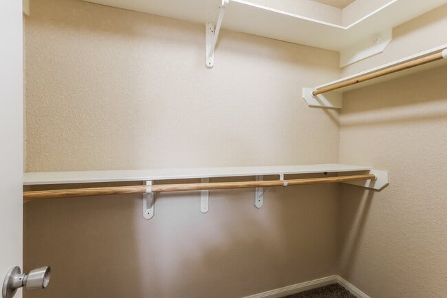 Building Photo - 131 Golfview Ct