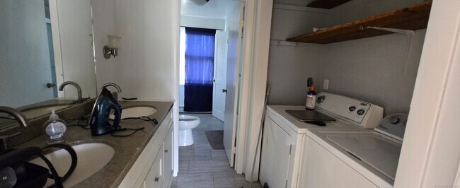 Building Photo - 54 Hallock St