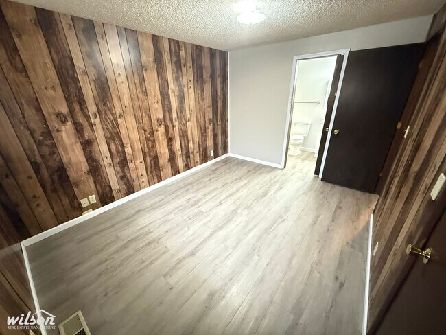 Building Photo - 1112-1114 W Fremont Ave