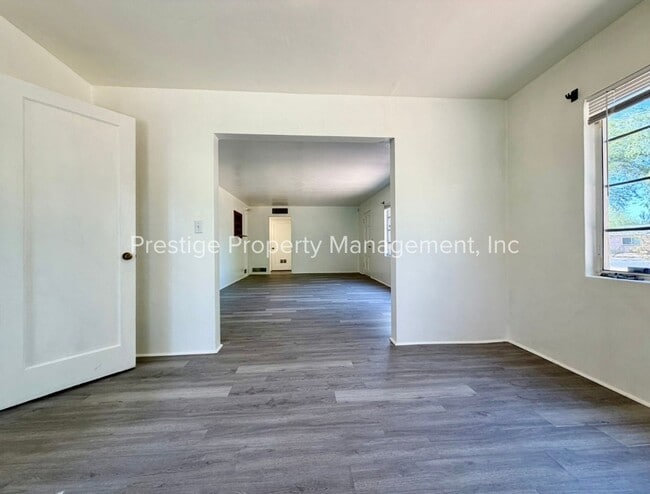 Building Photo - 3210 E Linden St