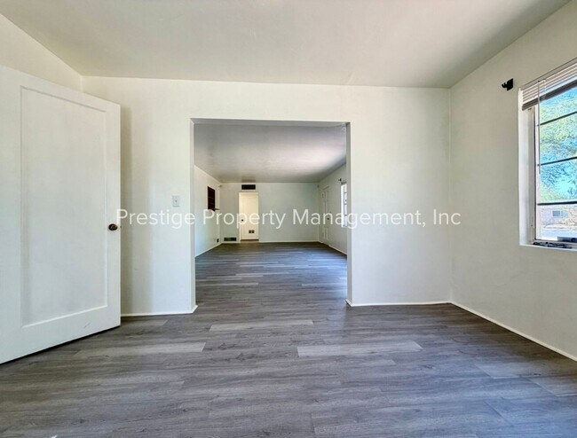 Building Photo - Spacious With Vintage Charm- 2/1 Centrally Located and Waiting For You!