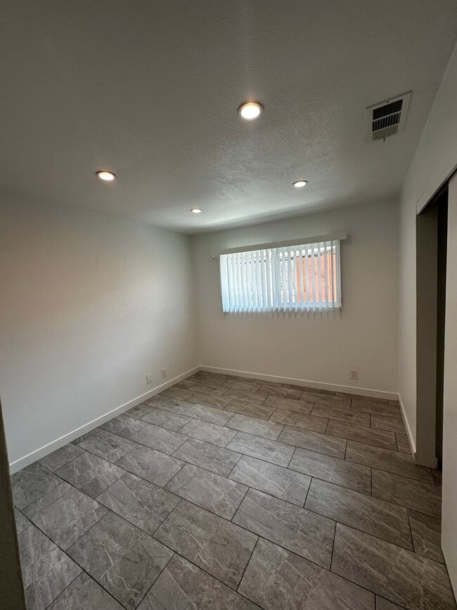 Building Photo - 301 N Tustin Ave