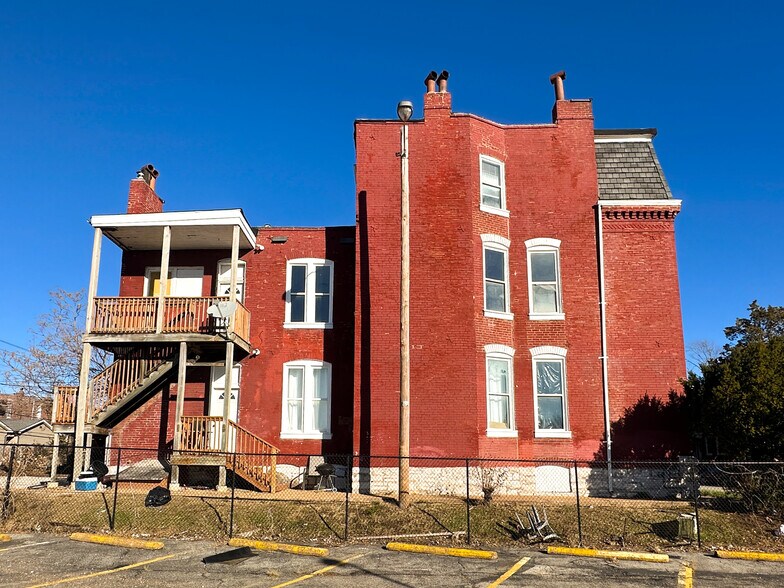 Building Photo - 3333 California Ave