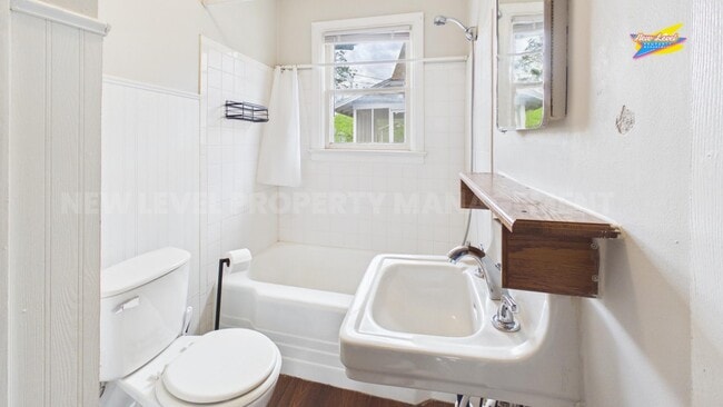 Building Photo - 413 E 6th St