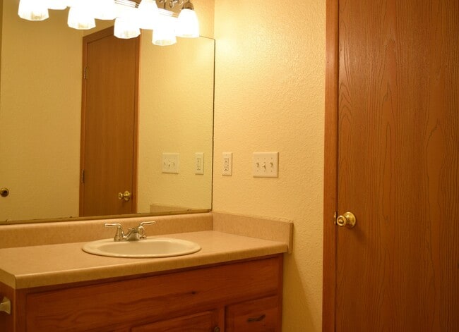 Building Photo - Spacious & Convenient Living in Shady Oaks!