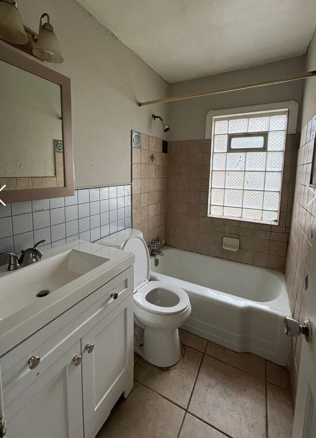 Building Photo - Spacious Single Family Home