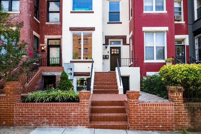 Building Photo - 3 Bed 2.5 Bath - Bloomingdale Condo - 1 Assigned Parking Space