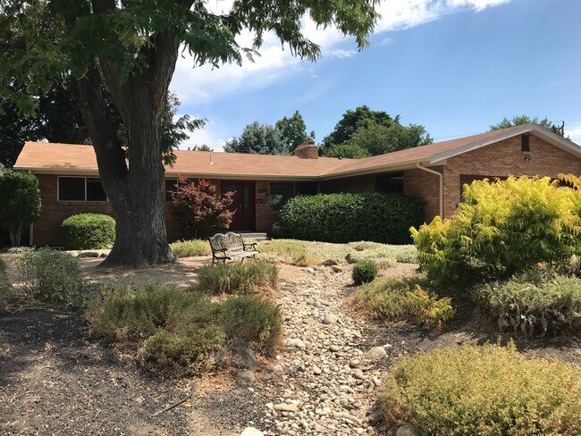 Building Photo - 3824 W Greenbrier Dr