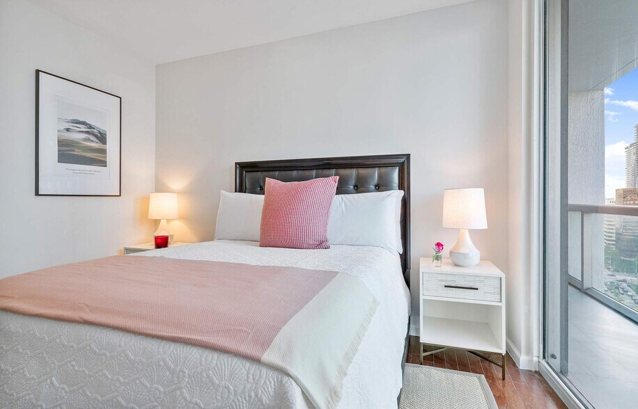 Building Photo - 485 Brickell Ave