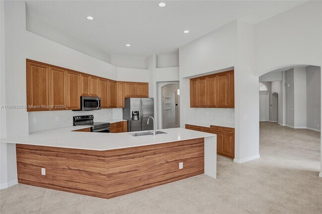 Building Photo - 2553 Jardin Manor