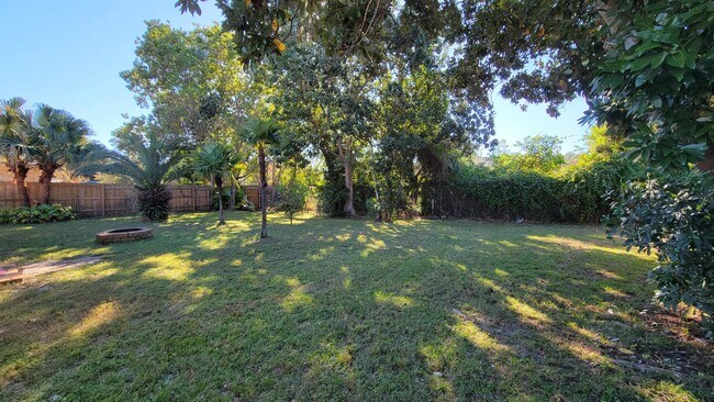 Building Photo - 1223 Redwood Ln