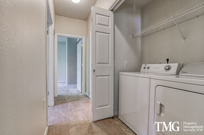 Building Photo - 2br/2ba single level condo with garage & W/D near Nike / Intel / St. Vincent Hospital  **MOVE IN ...