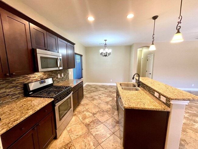 Building Photo - Elegant 3 Bedroom, 2 bathroom Home in Legacy Ranch Neighborhood in Central Kingman!