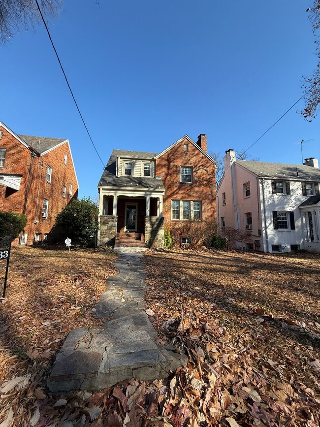 Building Photo - Discover comfort and convenience in charming North Michigan Park!