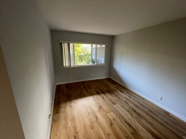 Building Photo - 36 Redwood Ave