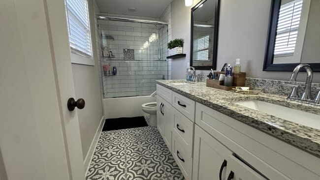 Building Photo - 537 Dexter Dr