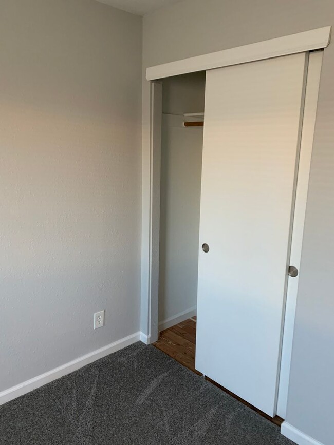 Building Photo - 2 bedroom 1.5 bath condo !
