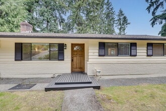Building Photo - Spacious 3 bed 2.5 bath in Eastgate neighborhood.